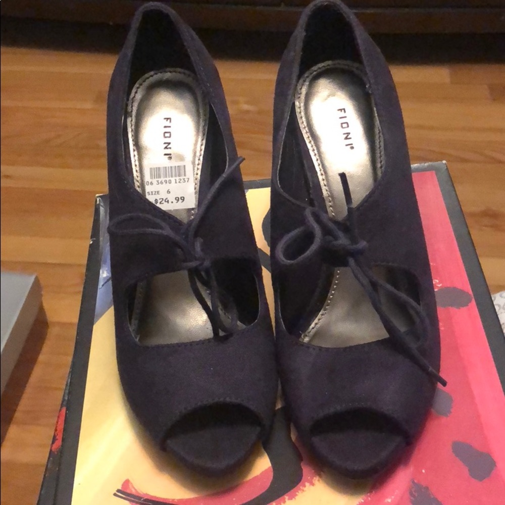 Shoe tie-Peep-Toe heels